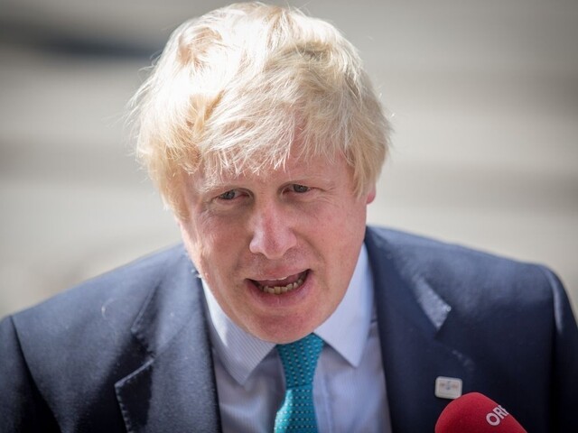 Johnson obvinil Rusko z predlžovania vojny v Sýrii