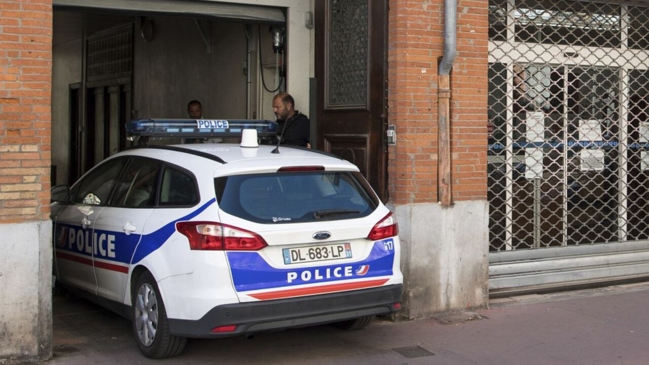 Dôchodca strieľal v supermarkete neďaleko Paríža, zranil dvoch ľudí