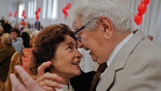 Stovky rumunských dvojíc oslávili polstoročné manželstvá