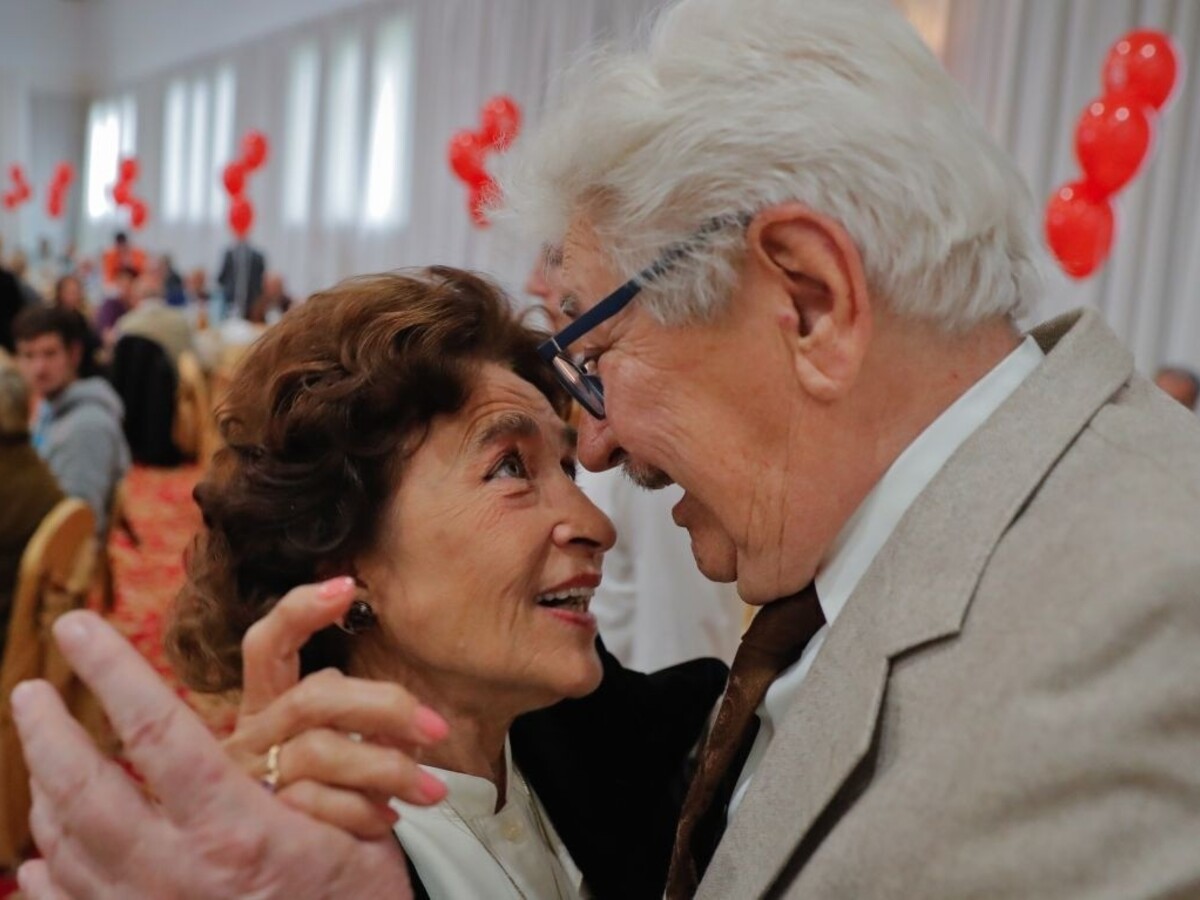 Stovky rumunských dvojíc oslávili polstoročné manželstvá