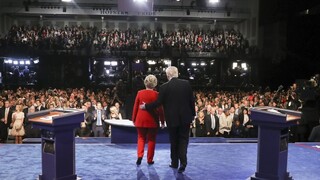 Trump a Clintonová sa stretli v prvom dueli, padli i obvinenia z rasizmu