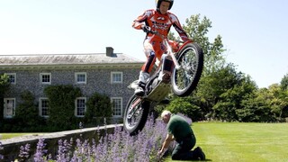 Jazdec Lampkin opäť hviezdil, na zadnom kolese motorky prešiel ostrov