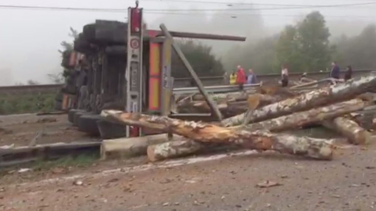 Diaľnicu D1 načas uzavreli, zablokoval ju havarovaný kamión s drevom