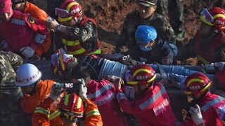 Po tajfúne čínski záchranári vyslobodzujú ľudí spod zosuvu pôdy