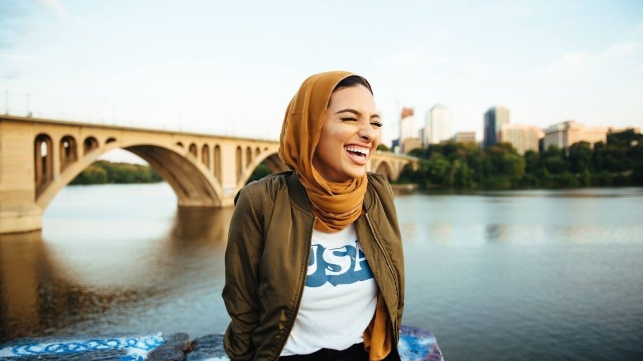 Playboy otočil, namiesto nahej ženy ukazuje mladú zahalenú moslimku