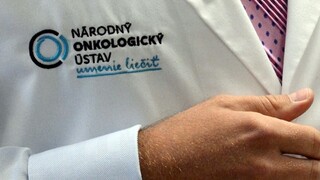 Po razii v onkologickom ústave primár priznal, že prijal úplatok
