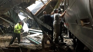 V New Jersey narazil vlak do nástupišťa, hlásia mŕtvych aj vážne zranených