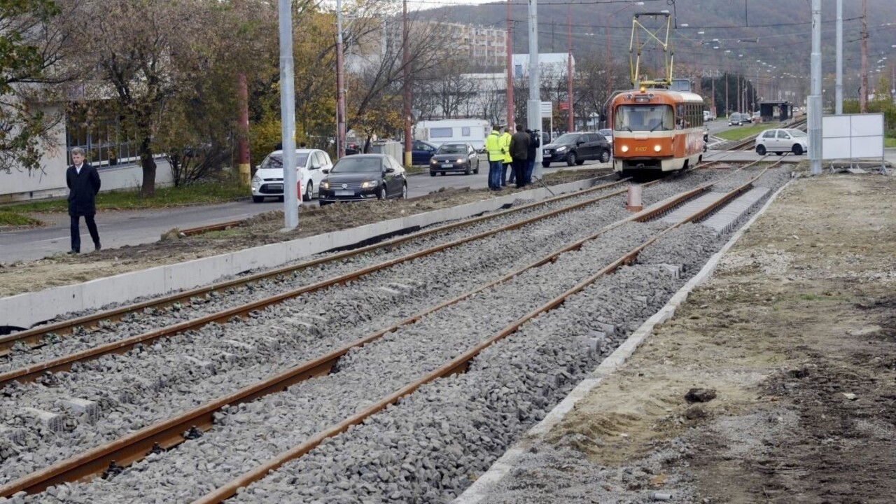 V bratislavskej Dúbravke zrazila električka iba 13-ročného chlapca