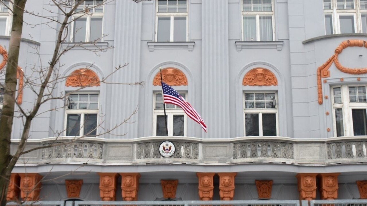 Bezpečnostný plot pred americkou ambasádou v Bratislave má zmiznúť