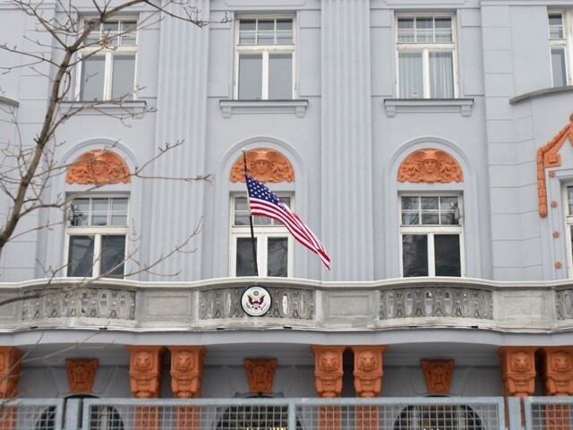 Bezpečnostný plot pred americkou ambasádou v Bratislave má zmiznúť