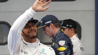 Hamilton ovládol kvalifikáciu, svojim súperom nedal šancu