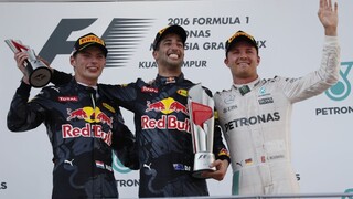 Ricciardo slávil premiérový triumf v sezóne, druhý skončil Verstappen