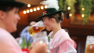 Pozrite si, ako futbalisti Bayernu oslavovali na Oktoberfeste