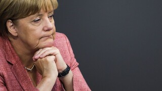 Merkelová čelila v Drážďanoch stovkám demonštrantov