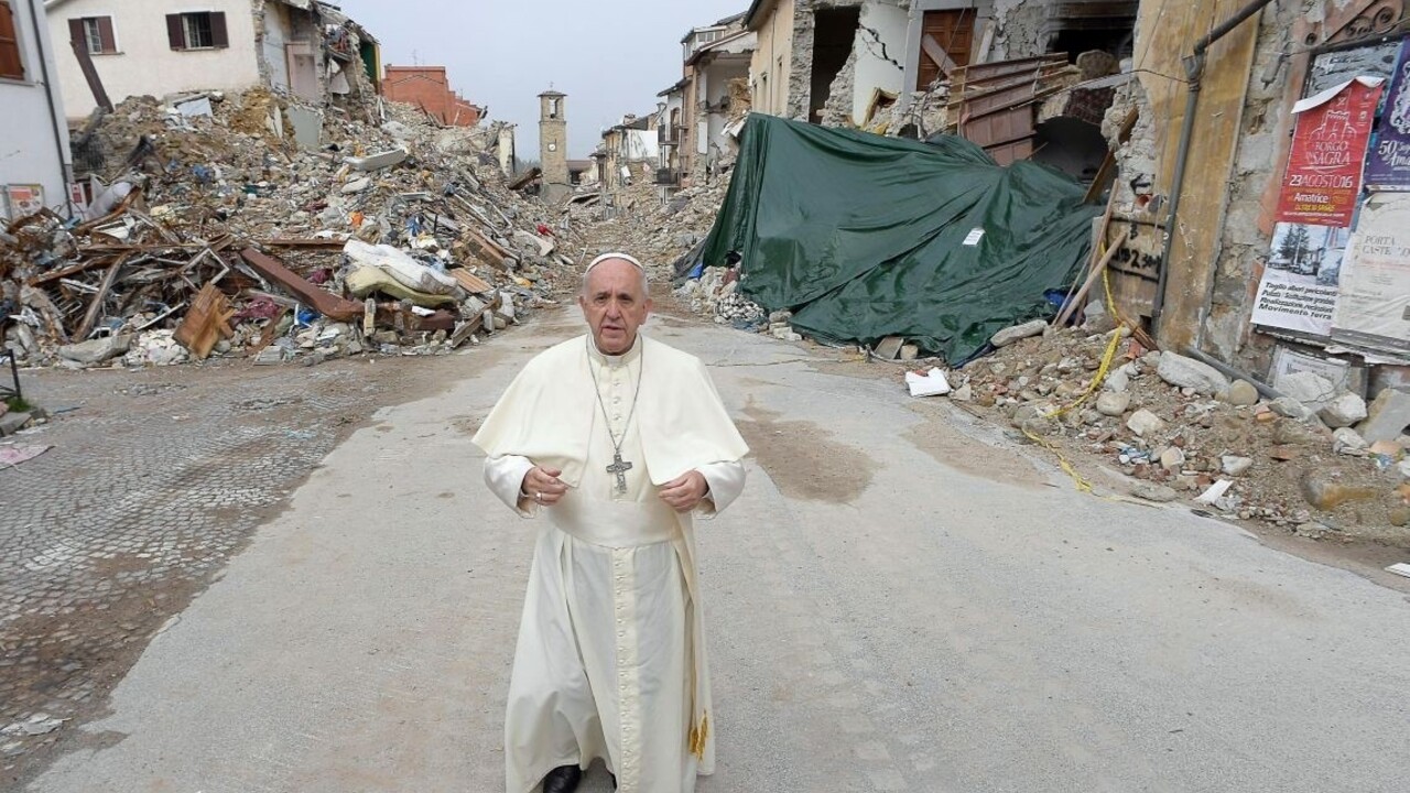 Pápež prekvapil obyvateľov talianskeho mesta, ktoré zničilo zemetrasenie