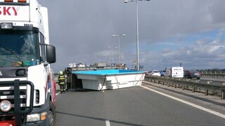 Premávku na Prístavnom moste po nehode s bazénom opäť obnovili