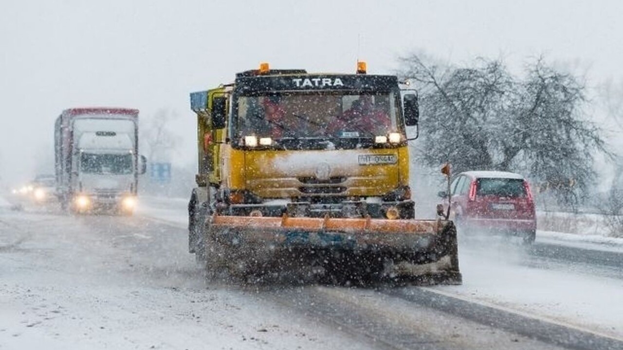 Cestári sa zapotili, ťažký sneh na severe lámal konáre