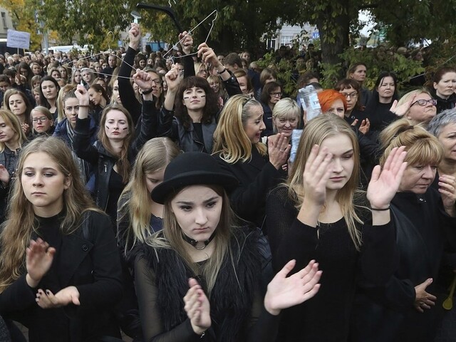 Zákaz potratov v Poľsku neprešiel, po veľkých protestoch ho odmietli