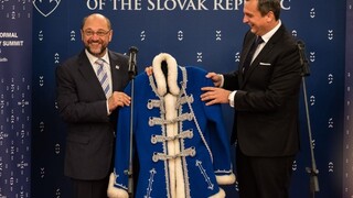 Danko na začiatku summitu parlamentných lídrov obdaroval Schulza