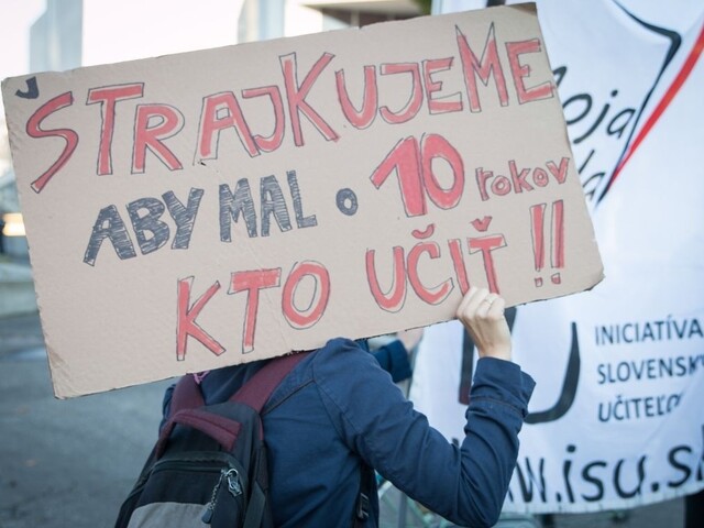 Učitelia sa nevzdávajú, pochodovali k ministerstvu financií