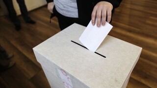 V Česku sa začali krajské a senátne voľby, poslúžia aj ako prieskum
