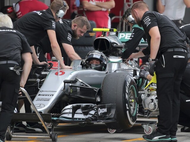 Hamilton si trúfa v Suzuke vyhrať, Rosberg odštartuje z pole position