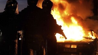 Francúzski policajti čelia gerilovej vojne, útočili na nich zápalnými fľašami