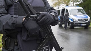 Pred budovou súdu v Nemecku našli odrezanú hlavu, polícia podozrivého muža zatkla