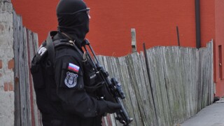 Kukláči ÚBOK policajti zásah razia poícia 1140px (SITA)