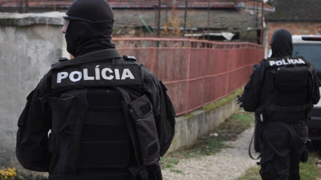Kukláči ÚBOK policajti zásah razia poícia 1140px (SITA)