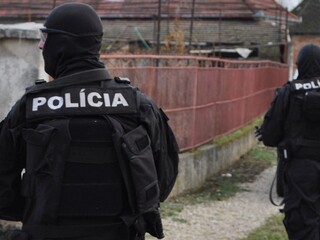 Kukláči ÚBOK policajti zásah razia poícia 1140px (SITA)