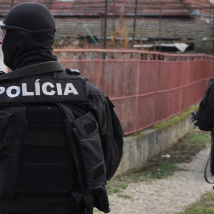 Kukláči ÚBOK policajti zásah razia poícia 1140px (SITA)