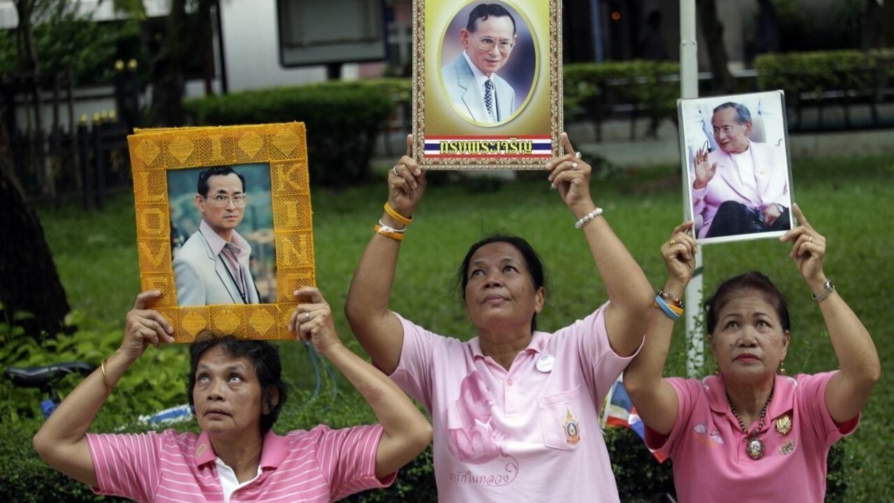 Thajčania sa začali obliekať do ružovej farby, dúfajú v zázrak