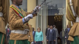Afričania prichádzajú do Európy s falošnými predstavami, tvrdí Merkelová