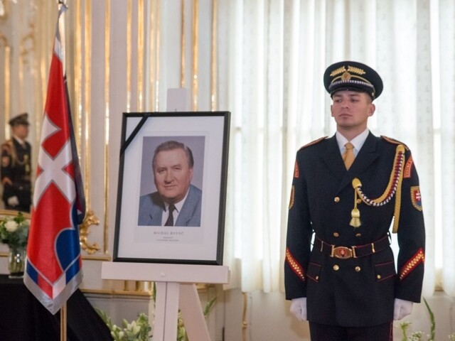 Uzavreté ulice, presmerované MHD. S týmto rátajte počas štátneho pohrebu
