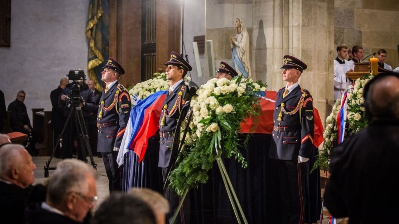 Zvonili zvony, zazneli salvy. Slovensko sa rozlúčilo s Michalom Kováčom