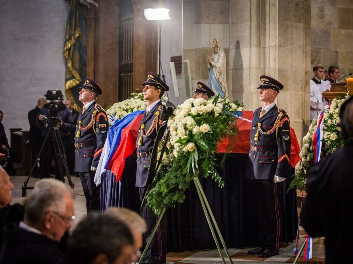 Zvonili zvony, zazneli salvy. Slovensko sa rozlúčilo s Michalom Kováčom
