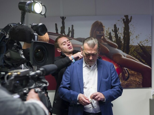 Abdeslam odmieta vypovedať, advokáti končia s jeho zastupovaním