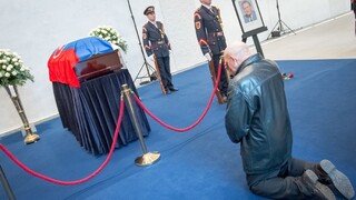 Fotogaléria: Ľudia sa lúčili s bývalým prezidentom Kováčom