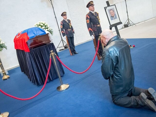Fotogaléria: Ľudia sa lúčili s bývalým prezidentom Kováčom