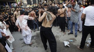 V Iraku sa zišli tisícky pútnikov, aby oslávili veľký sviatok Ašúra