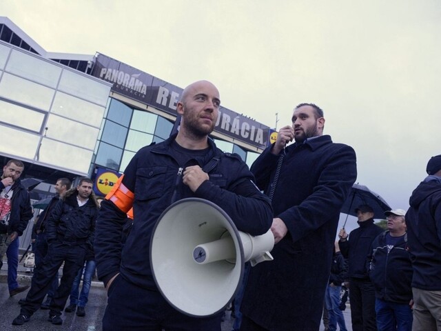 Magát sa postavil pred súd, údajný neonacista sa cíti byť nevinný