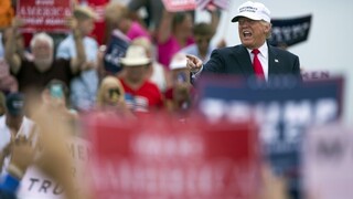 Bol ako chobotnica, ruky mal všade. Ženy obvinili Trumpa z obťažovania