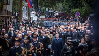 Fotogaléria: Na pohreb Michala Kováča prišli politici aj stovky občanov
