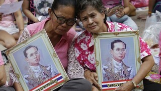 Zomrel najdlhšie vládnuci monarcha sveta, uctievaný thajský kráľ