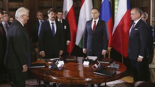 Prezidenti V4 začali summit v tichu, uctili si Michala Kováča