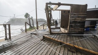 Hurikán Nicole na Bermudách vytrhával stromy zo zeme