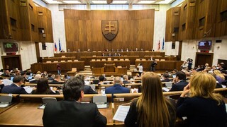Poslanci majú za sebou dlhý deň, rokovali až do večera