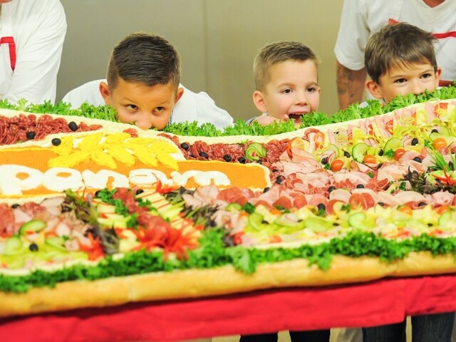 Pekári vytvorili slovenský rekord. Koľko váži najväčší obložený chlebík?