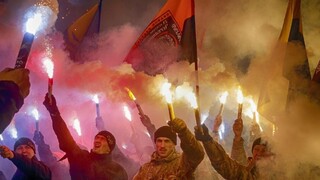 Nacionalisti pochodovali Kyjevom, prápor Azov si založil vlastnú stranu